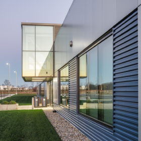 Exterior w extruded box